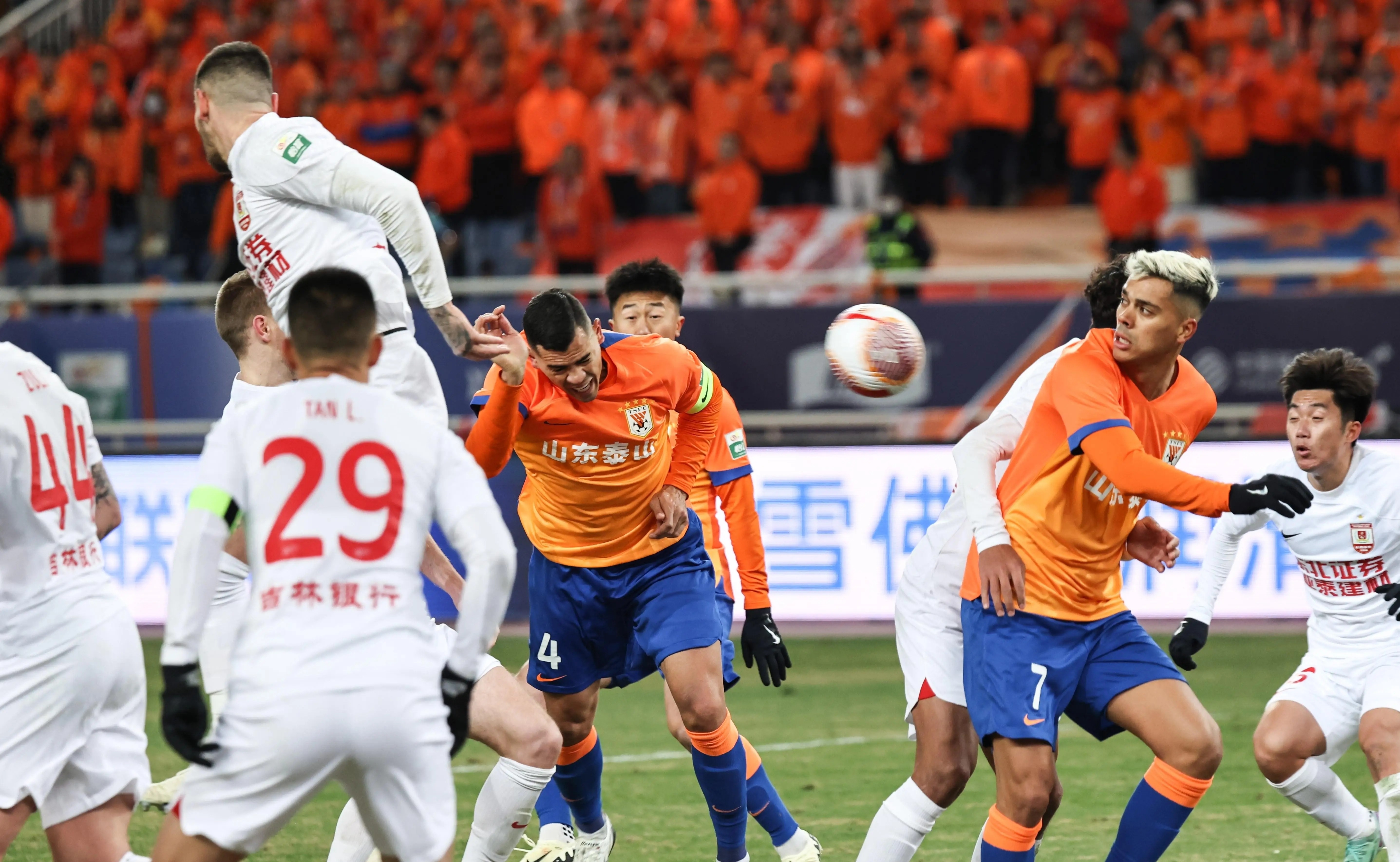 爱游戏体育-上海取得胜利，闯入冠军争夺赛四强