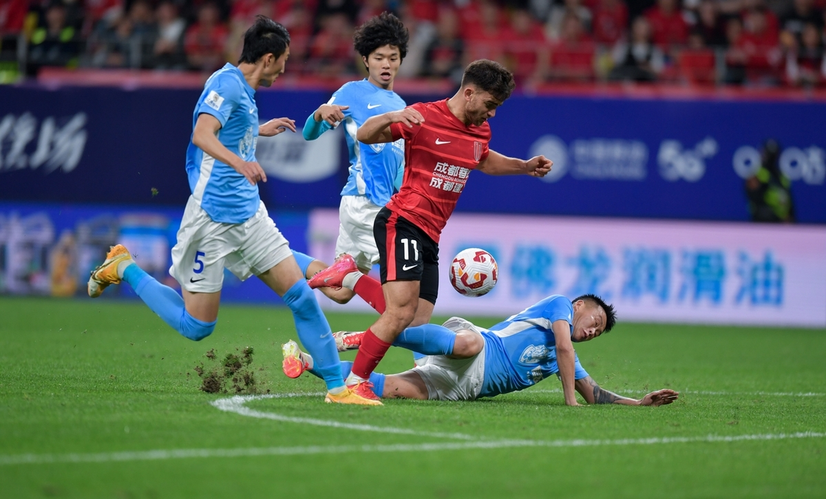 绿茵场上的对决：球队的拼搏精神感人至深的简单介绍